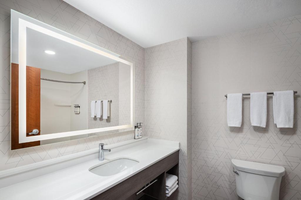 Holiday Inn Express Hotel & Suites Nampa - Tap to explore photos