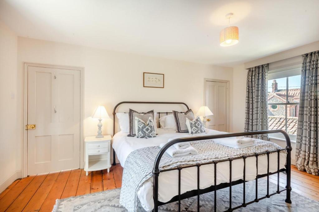 3 Bed in Blakeney oc-2068 - Tap to explore photos