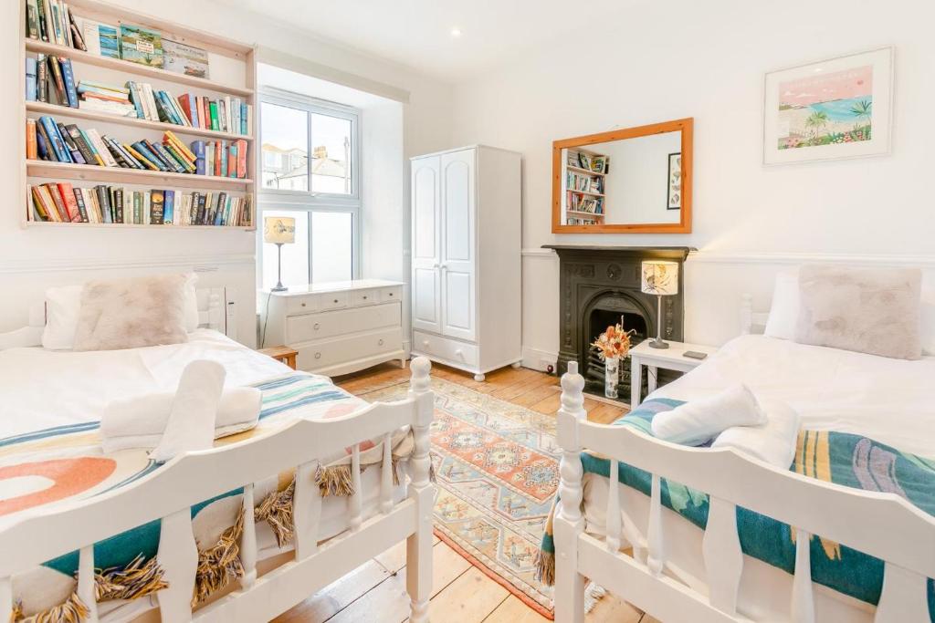 4 Bed in St. Ives oc-brhous - Tap to explore photos