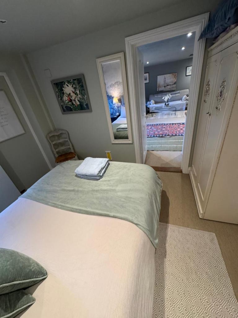 Charming one bedroom cottage - Tap to explore photos