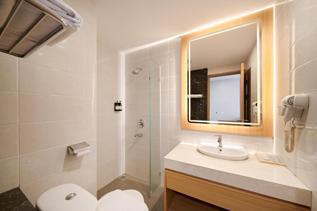 Metland Hotel Bekasi - Tap to explore photos
