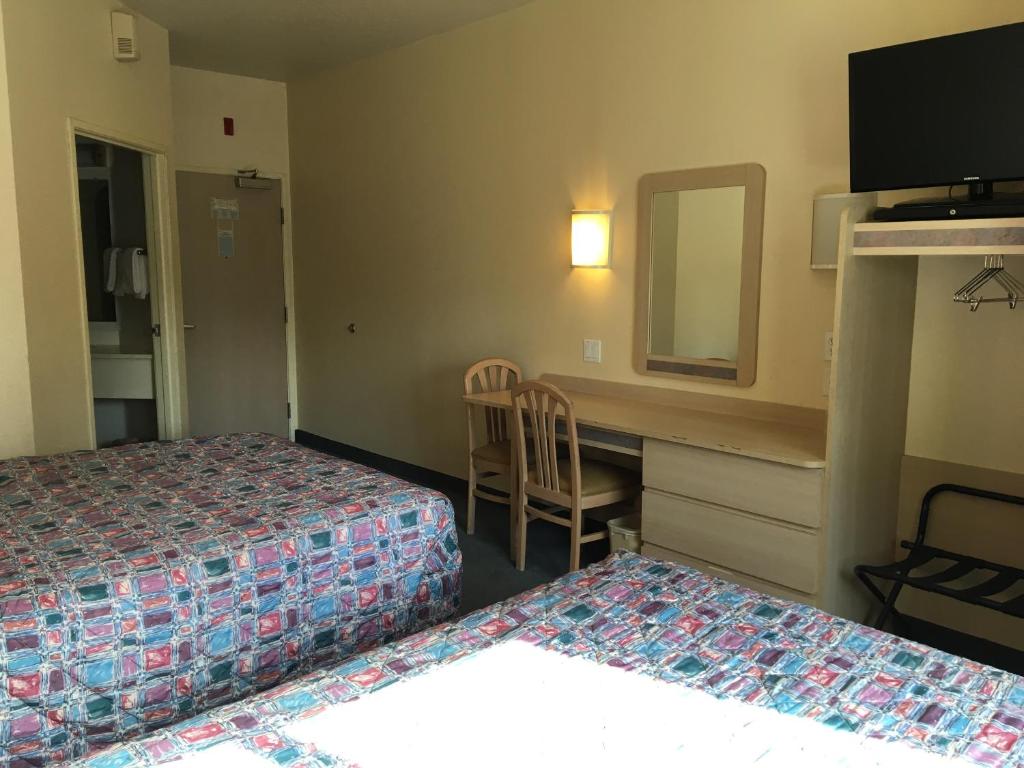 Четырехместный (Номер с 2 кроватями размера «queen-size» – Для некурящих), Motel 6-Portland, OR - North