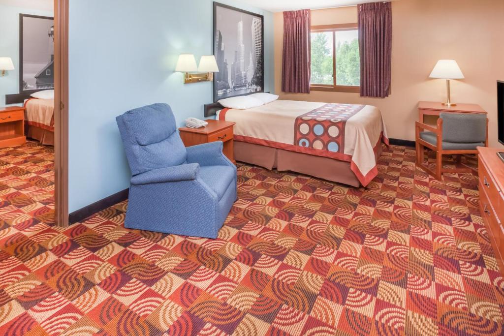 Super 8 by Wyndham Shipshewana - Tap to explore photos