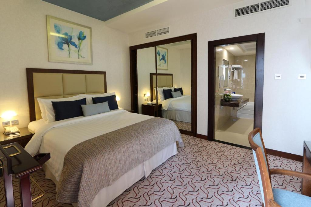 Сьюит (Представительский люкс с 3 спальнями), Отель Samaya Hotel Deira