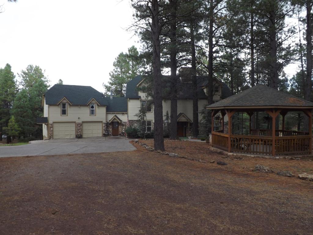 Arizona Mountain Inn and Cabins image