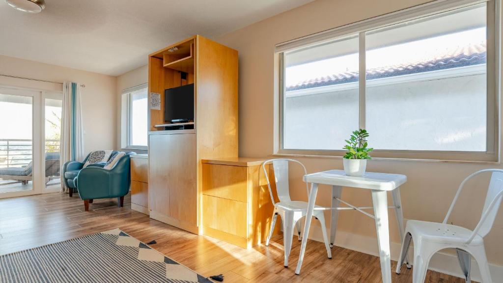 Rate Discounts! Beachside Home, Pool + Ocean Views Beach Haven by Avantstay - Tap to explore photos