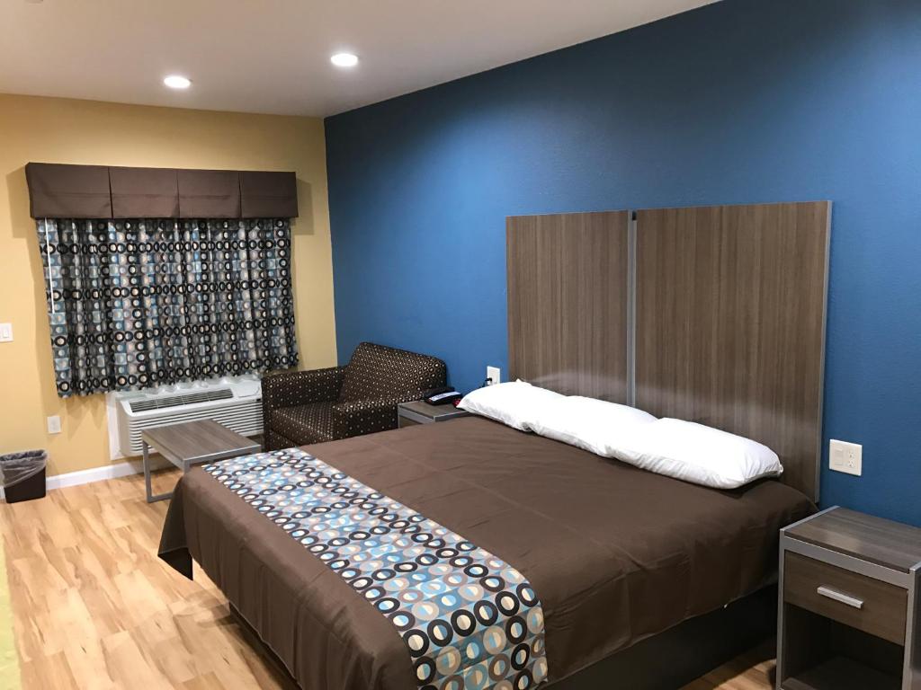 Deluxe Inn & Suites - Baytown photo 1