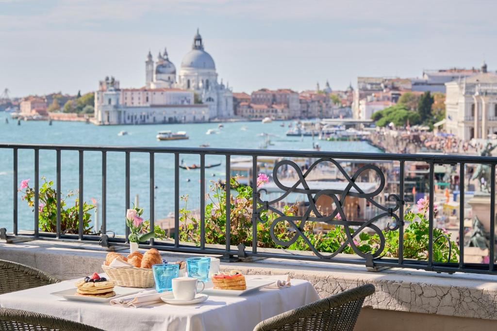 Hotel Locanda Vivaldi - Tap to explore photos