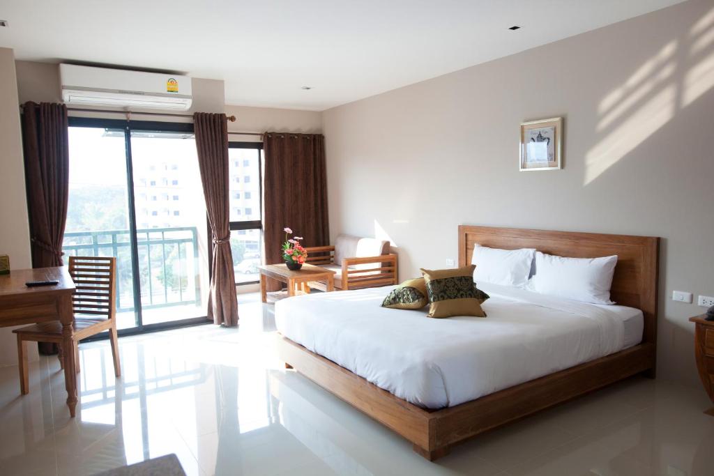 The Sun Terrace, Phan