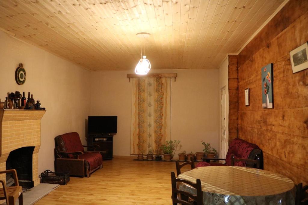 Kipiani Guest House - ყიფიანის სახლი - Tap to explore photos