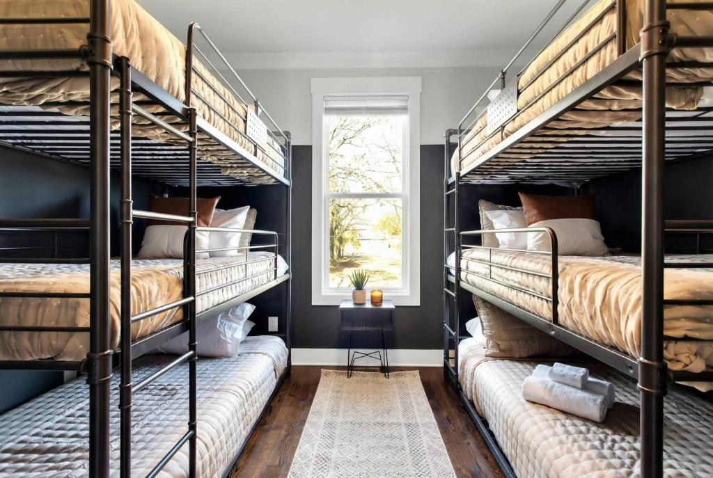 Lux Nashville Retreat 12 Beds Games Bar