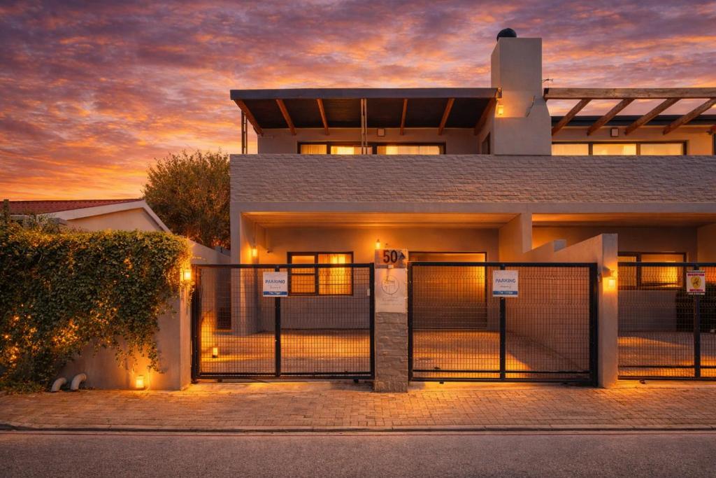 OceanBreeze50 Stylish Garden Route Stay in Central Mossel Bay Room Type - Twin Room with Terrace
