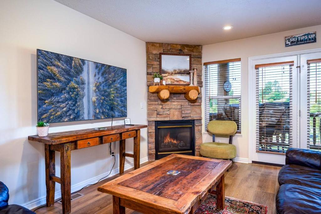 Cozy Comfy Condo MH107 Near Powder Mtn Hot Tub - Tap to explore photos
