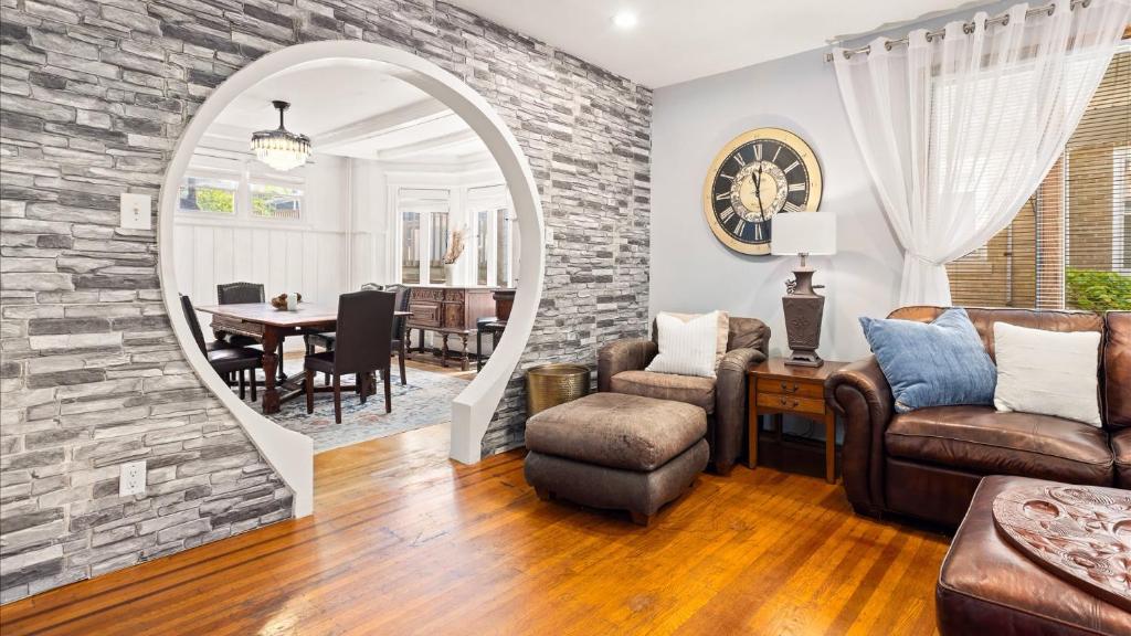 6 BR Ventnor Estate Steps Away from the Beach - Tap to explore photos