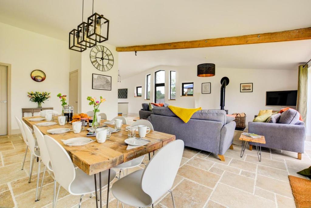 5 Bed in Briston oc-1875 - Tap to explore photos