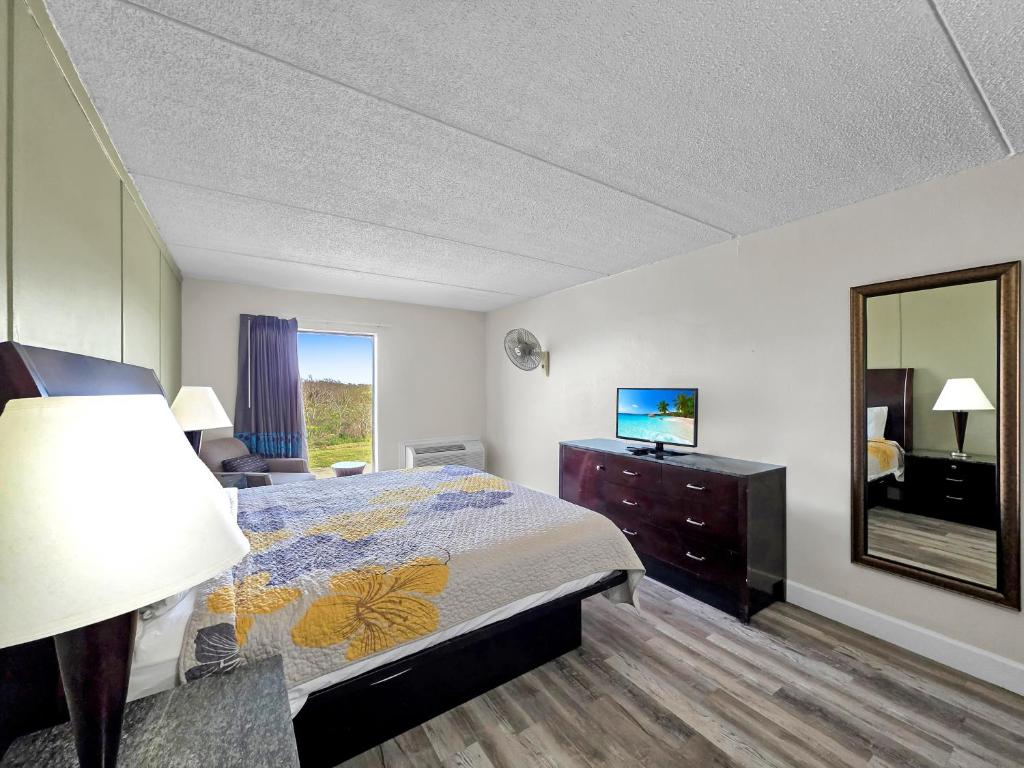Crystal Palace Resort Room Type - Standard King Room - Non-Smoking