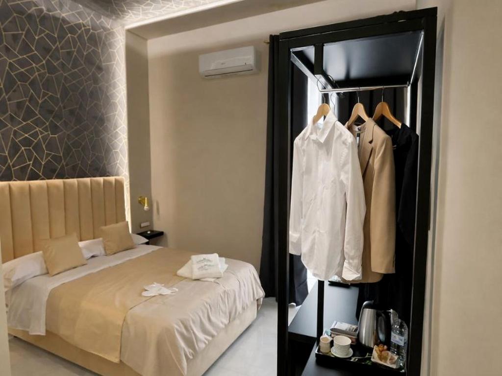 Sunny Suite Napoli - Jacuzzi Romantic Rooms near Central Station & Historic Center - Tap to explore photos