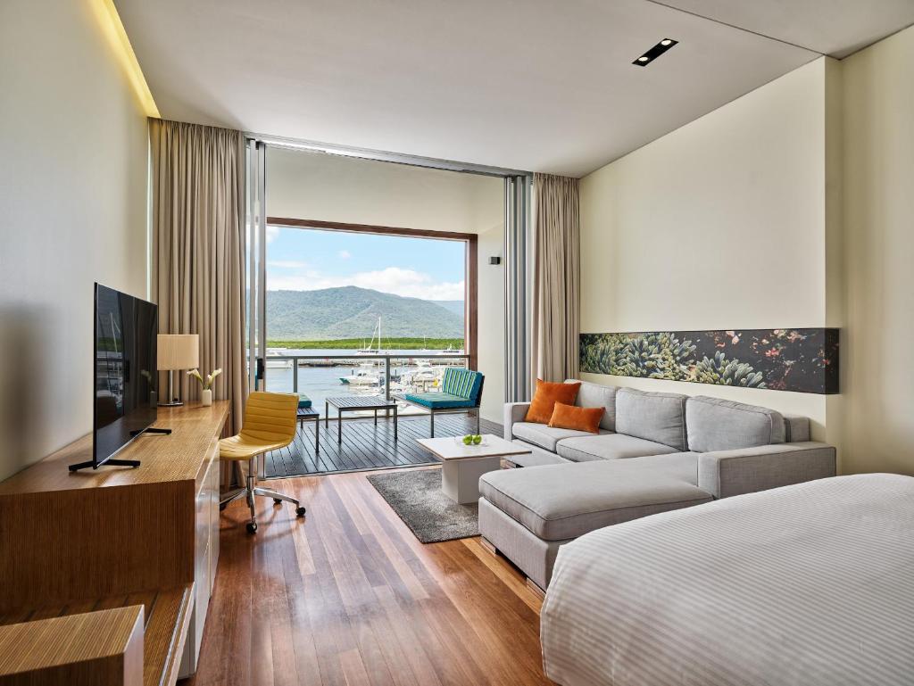 Shangri-La The Marina, Cairns Room Type - Horizon Club Marina View Room with Club Lounge Access