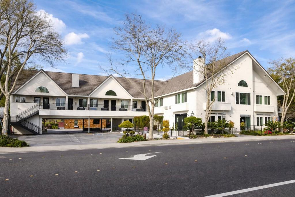 Aggie Inn, an Ascend Collection Hotel - Tap to explore photos