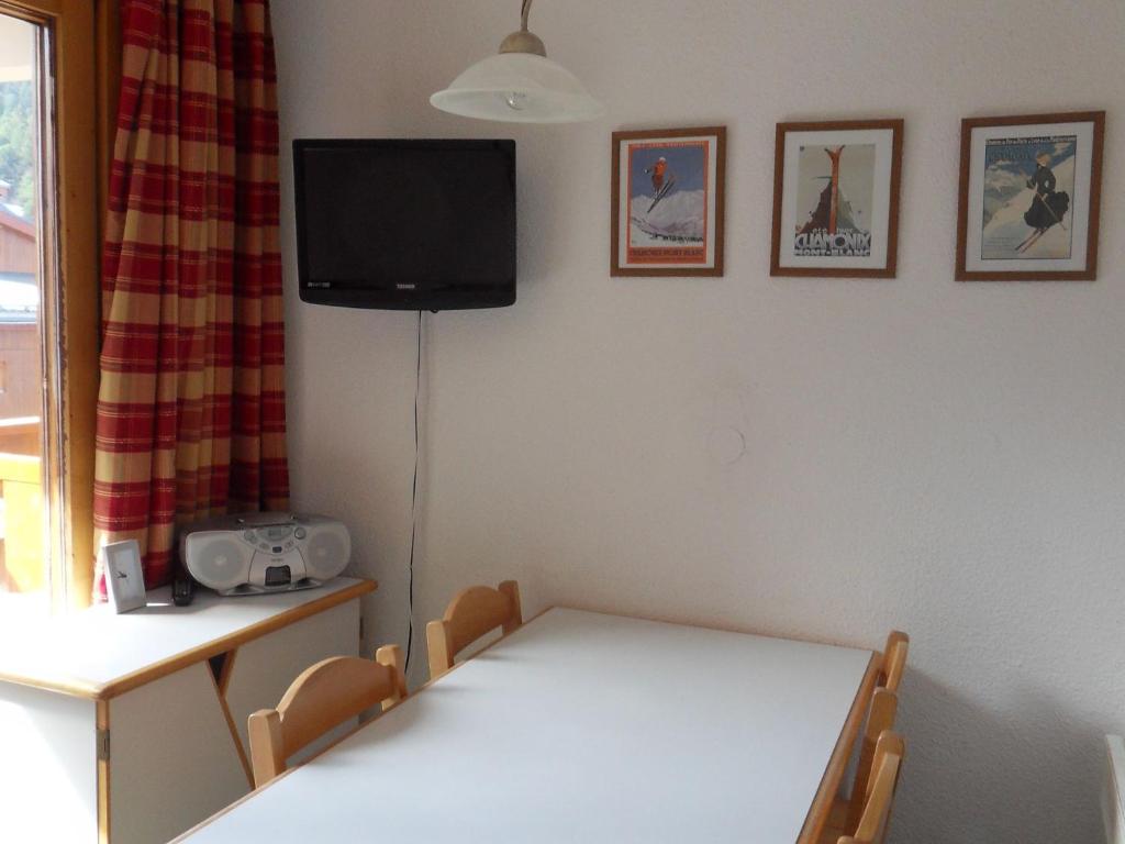 Two bedroom apartment situated on the slopes and close to shops in Meribel Mottaret photo 3