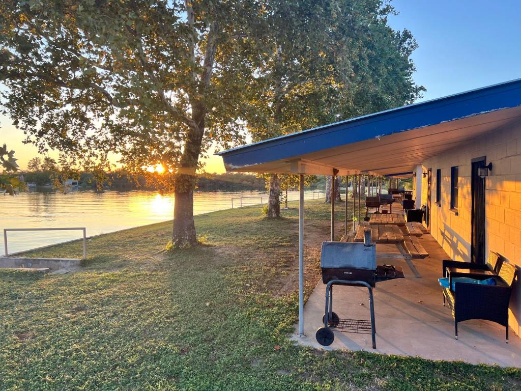 Oasis Lake Buchanan - Tap to explore photos