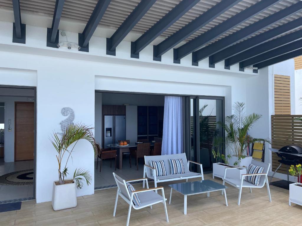 Cap Ouest Beachfront Luxury Penthouse & Apartment - Tap to explore photos