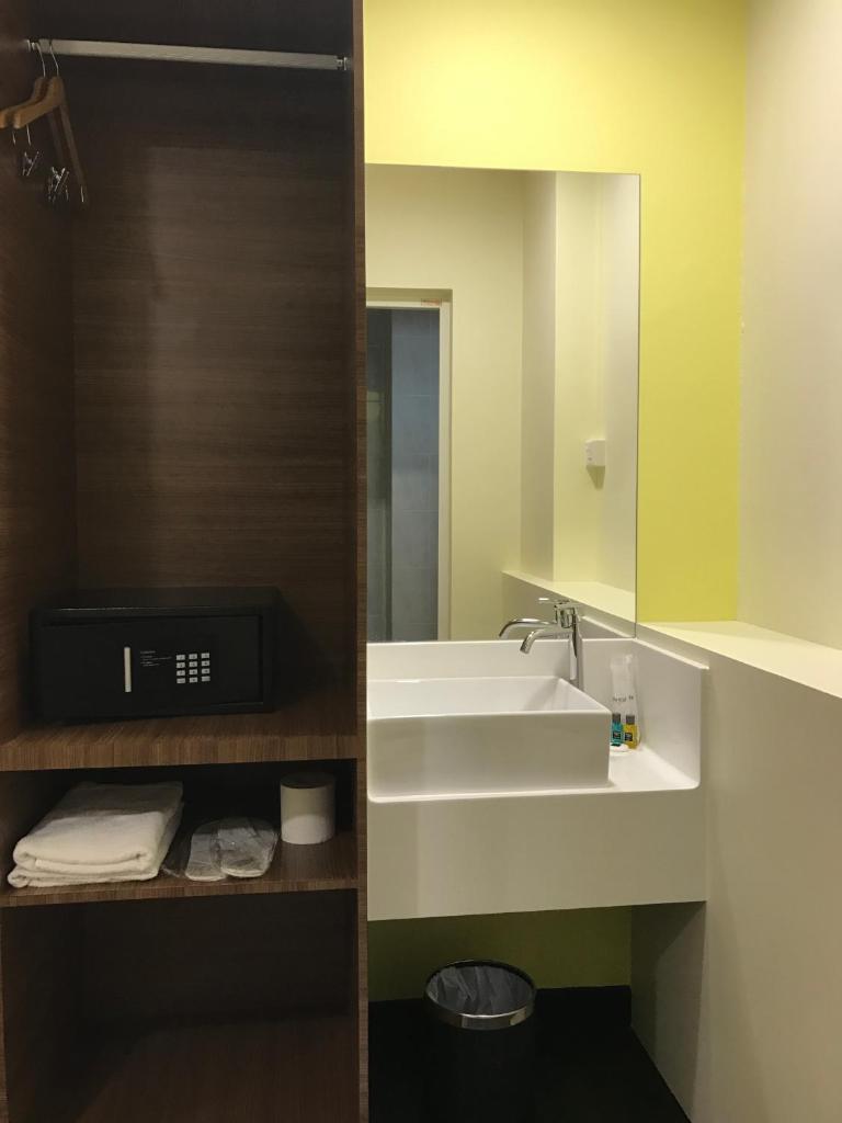 L Hotel at 51 Desker photo 4