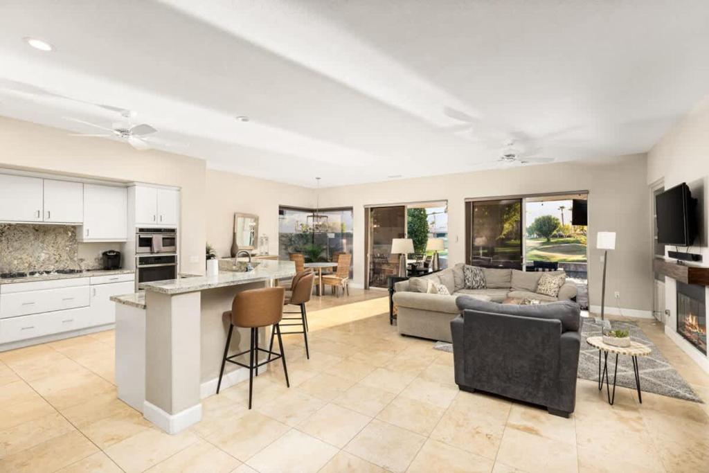 Exquisite La Quinta Home - Pool, Spa, and Golf View - Tap to explore photos