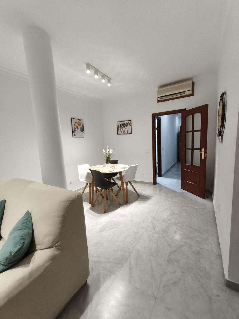 Apartamento cerca del centro histórico de Málaga II - Tap to explore photos