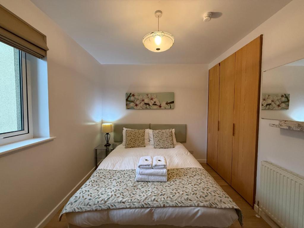 Holyrood Apartment with parking & lift access - Tap to explore photos