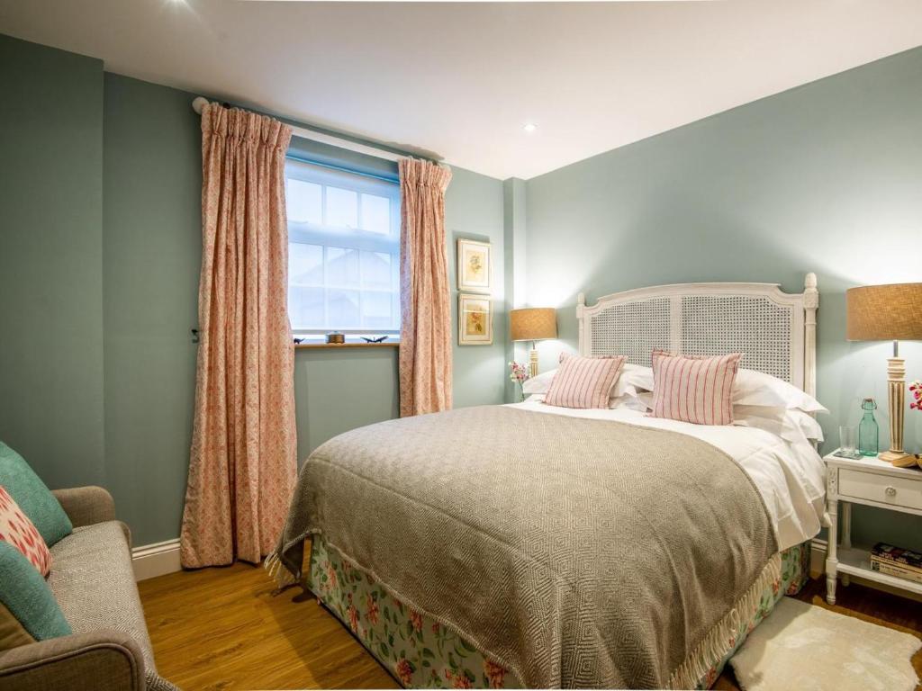 5 Bed in Whitchurch oc-77696 - Tap to explore photos