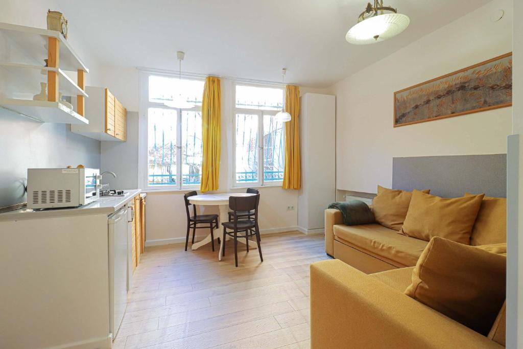 Wehost Liberty Square Apartments - Tap to explore photos