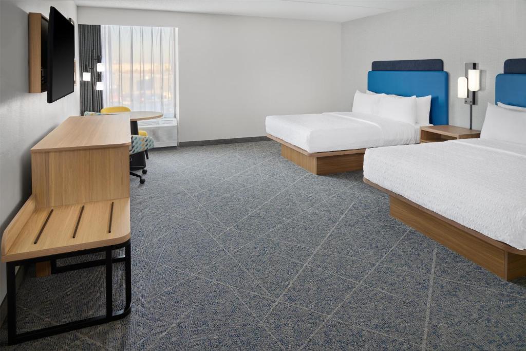 Hampton Inn by Hilton Chicago-Carol Stream - Tap to explore photos
