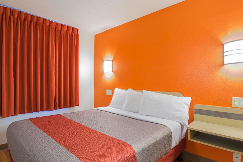 Motel 6-Whitby, ON - Toronto East photo 3