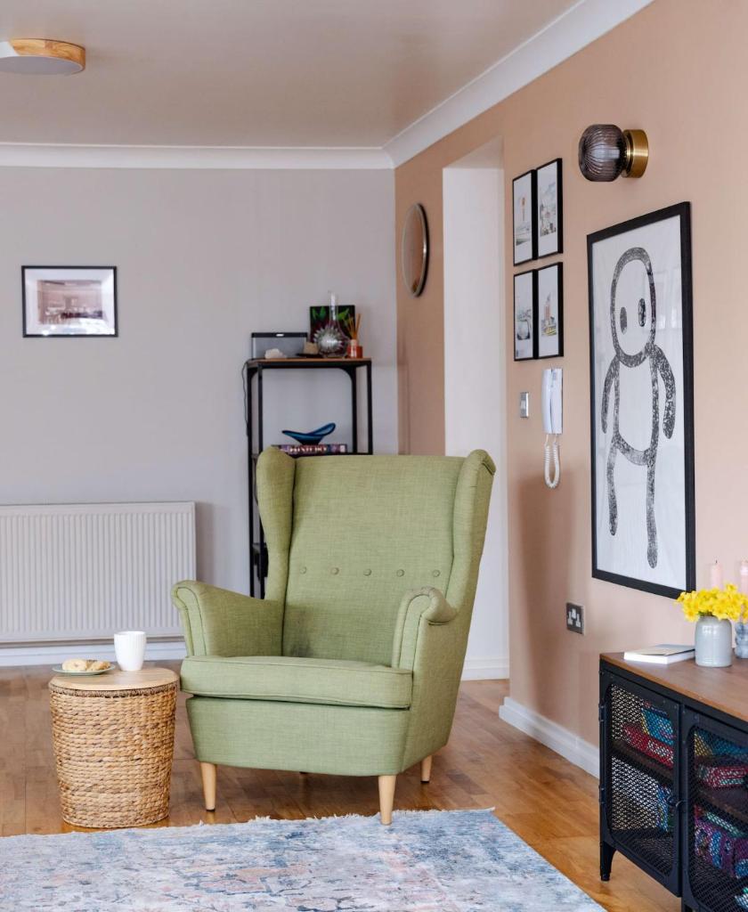 Seaside 2Bed En-suite Flat, Parking by Adliv - Tap to explore photos