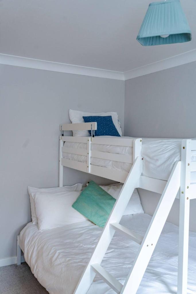 Seaside 2Bed En-suite Flat, Parking by Adliv - Tap to explore photos