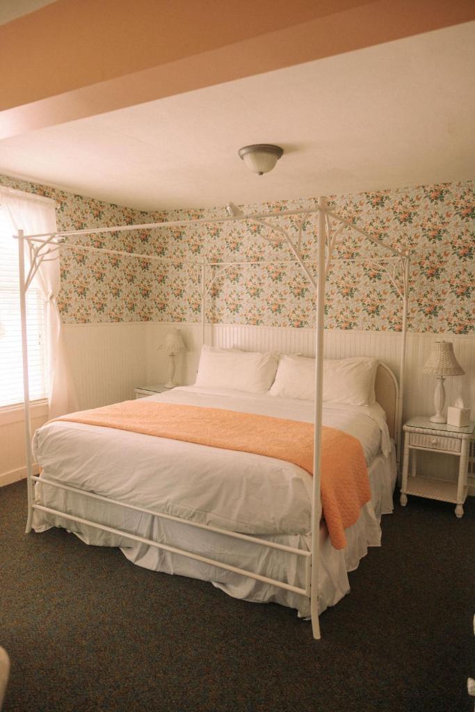 Terrace Inn and 1911 Restaurant Room Type - King Suite