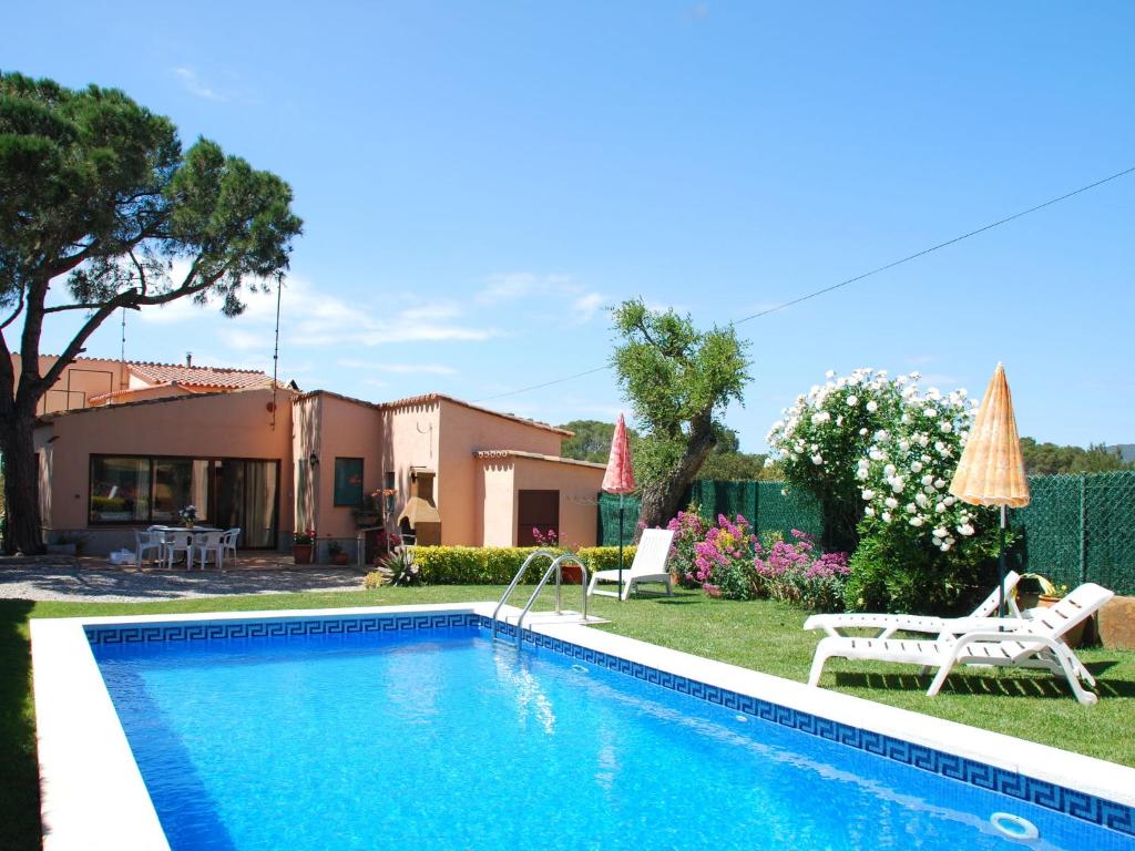 Beautiful Holiday Home in Esclanya with Swimming Pool photo 1