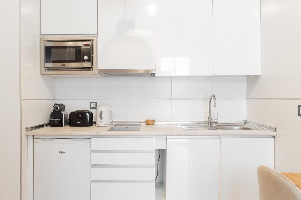 C15 - Charming Modern Studio in the Centre - Tap to explore photos