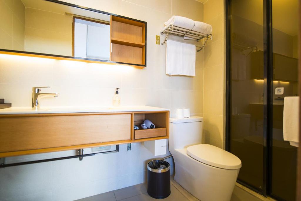 Двухместный (Двухместный номер А с 1 кроватью), JI Hotel (Yantai Binhai Square)