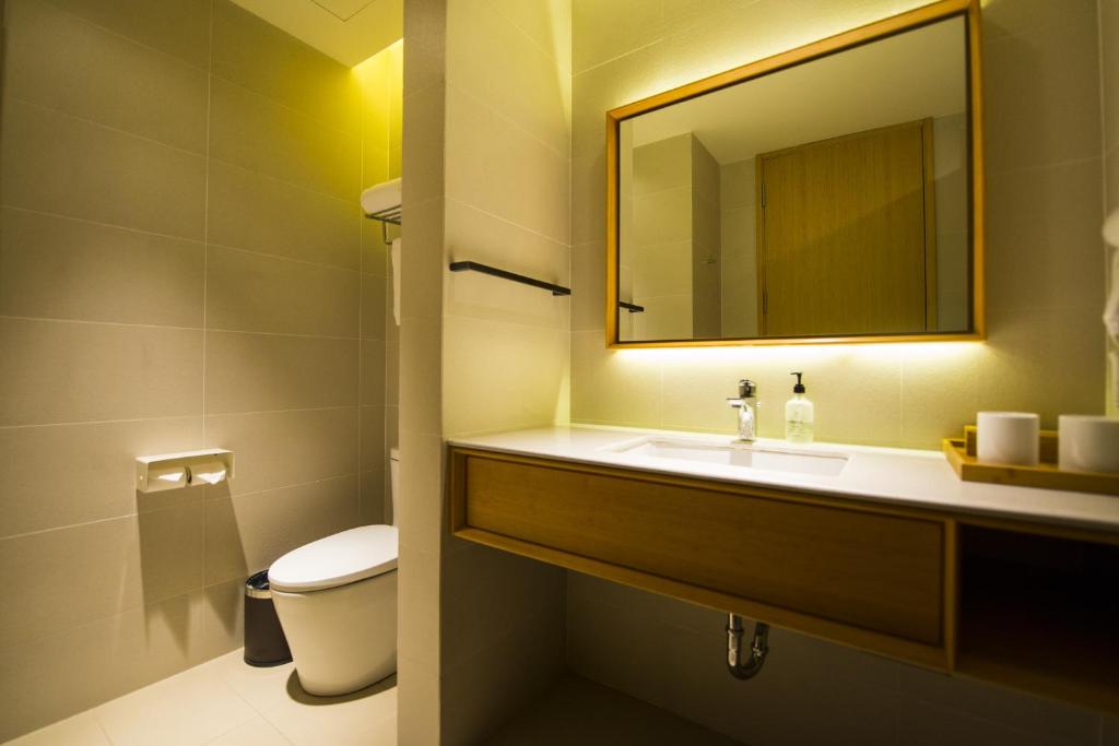 Двухместный (Улучшенный двухместный номер с 1 кроватью), JI Hotel (Yantai Binhai Square)