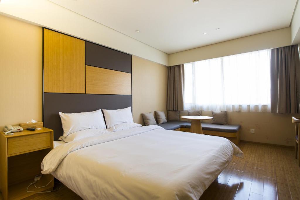 Двухместный (Улучшенный двухместный номер с 1 кроватью), JI Hotel (Yantai Binhai Square)