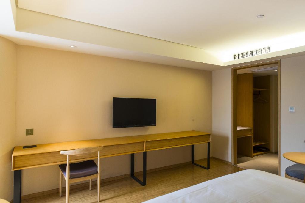 Двухместный (Улучшенный двухместный номер с 1 кроватью), JI Hotel (Yantai Binhai Square)
