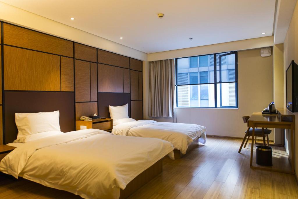 Двухместный (Улучшенный номер с кроватью размера «king-size»), JI Hotel (Yantai Binhai Square)