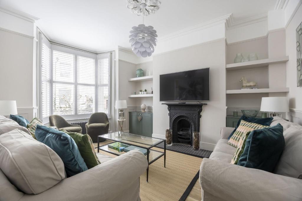 Stunning 5 Bed Regency Home - Tap to explore photos
