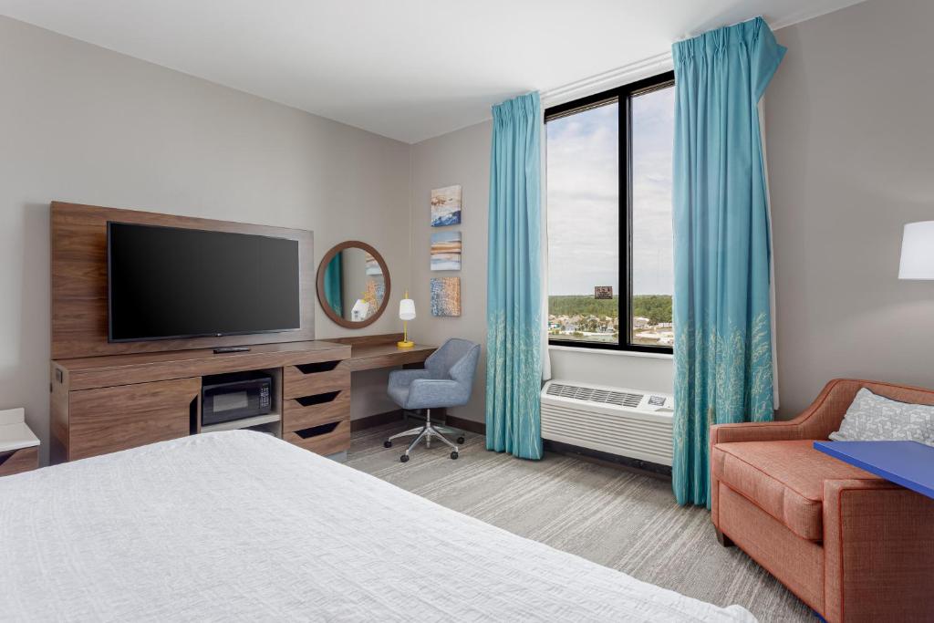 Hampton Inn & Suites by Hilton Orange Beach/Gulf Front - Tap to explore photos