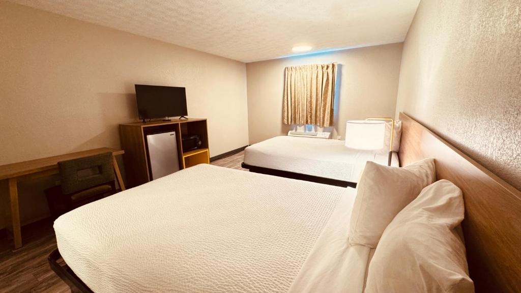 Days Inn by Wyndham Amherst OH – Near Cleveland, Cedar Point & Lake Erie - Tap to explore photos