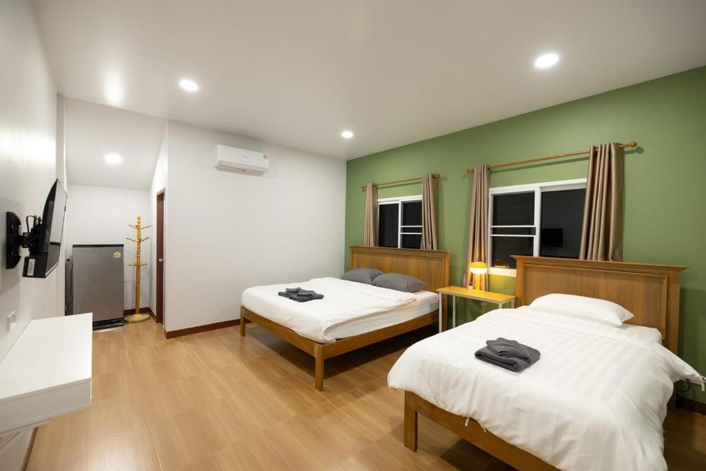 Private Garden Room , Cozy Stay for 3