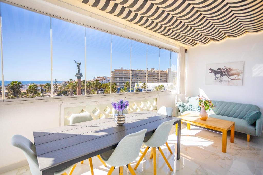 Beachfront Penthouse with sea views Puerto Banus - Tap to explore photos