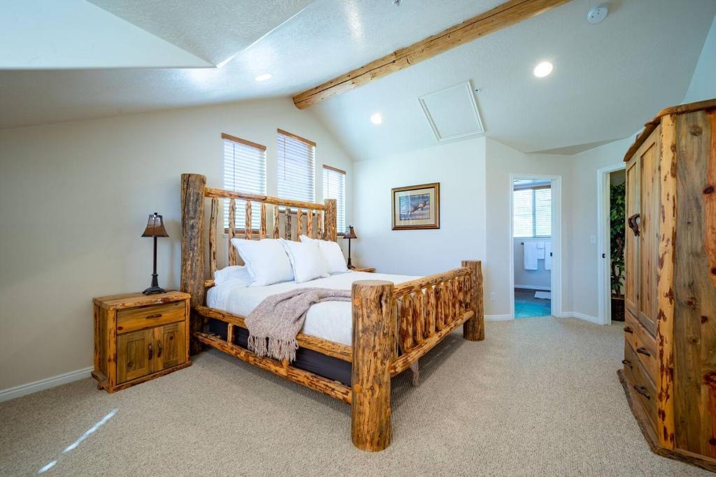 Bigfoots Alpine Retreat MH710By Powder Mtn Hot Tub - Tap to explore photos
